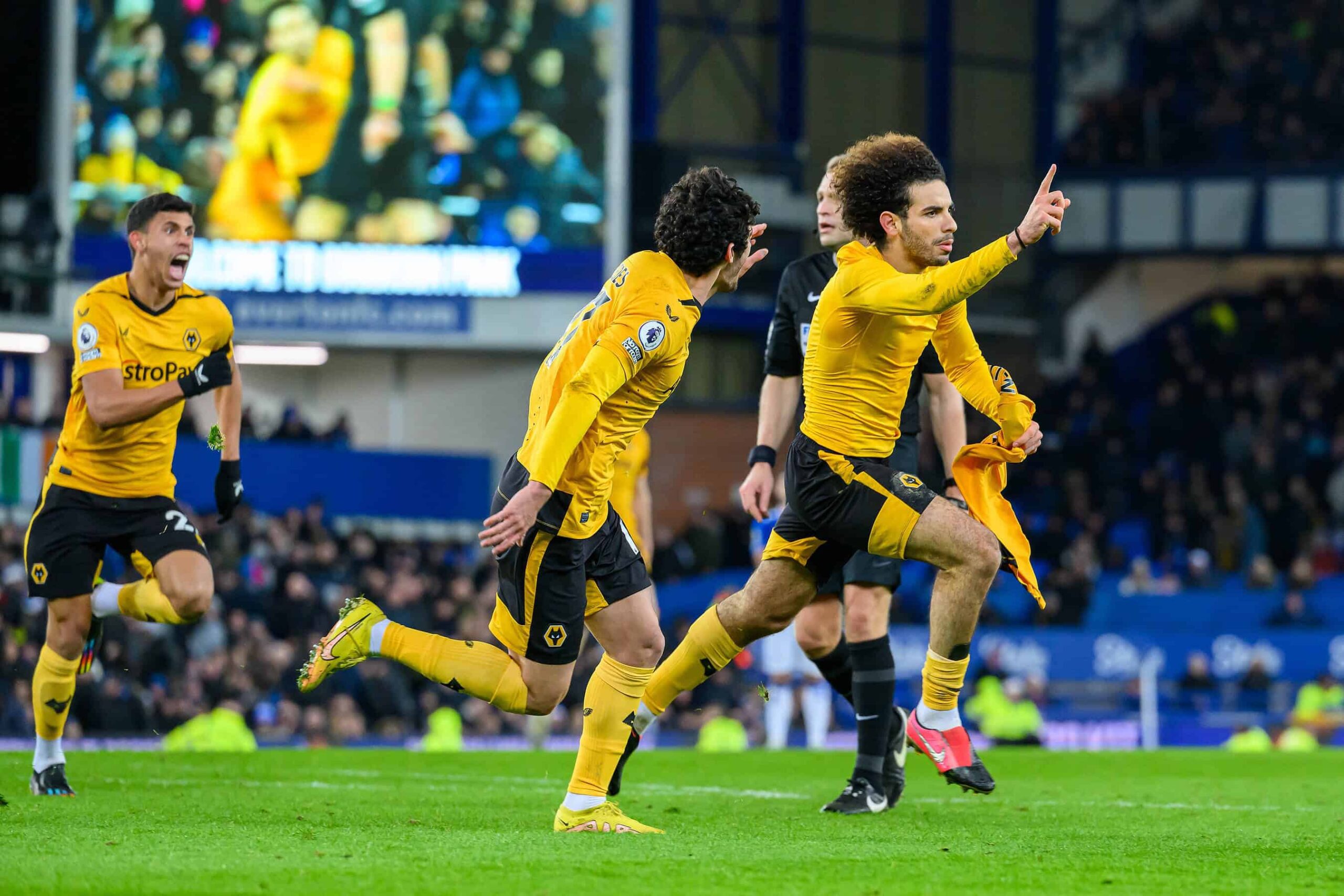 Nyttårsball fra Premier League wolves scaled